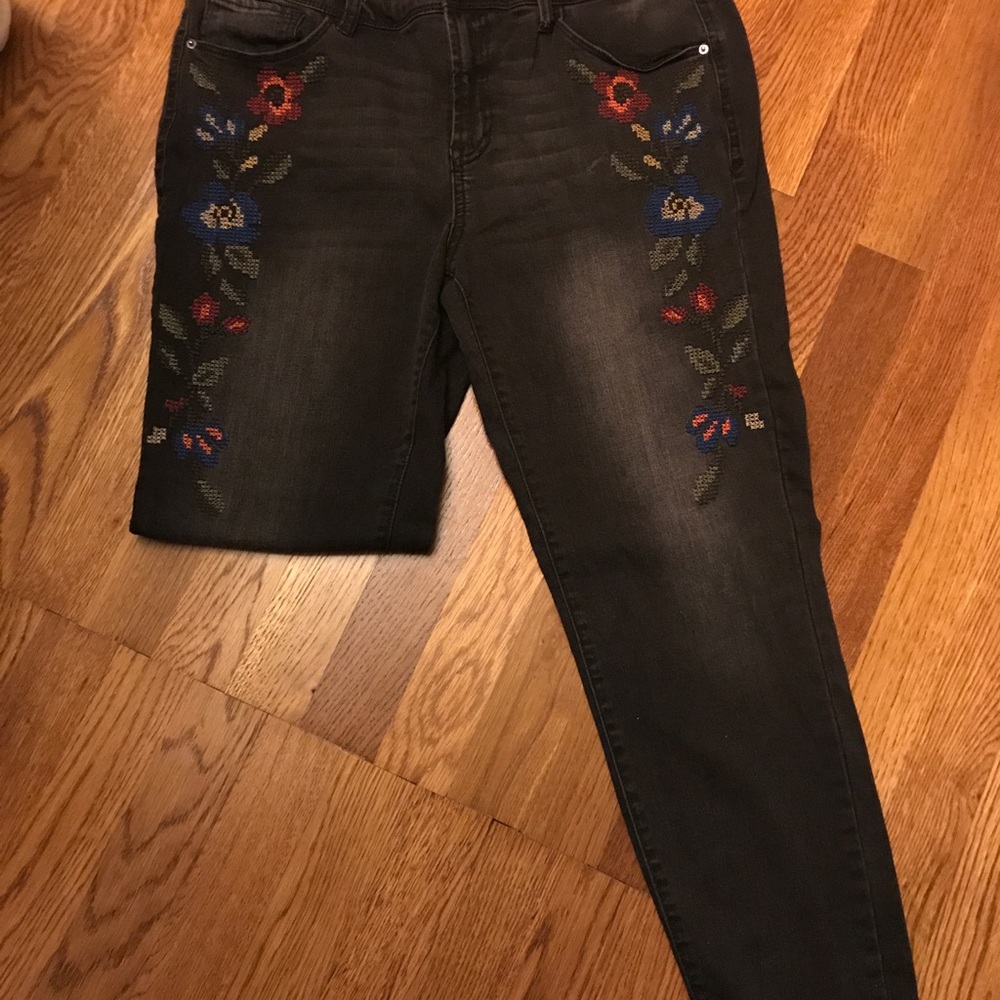 Embroidered flowered jeans